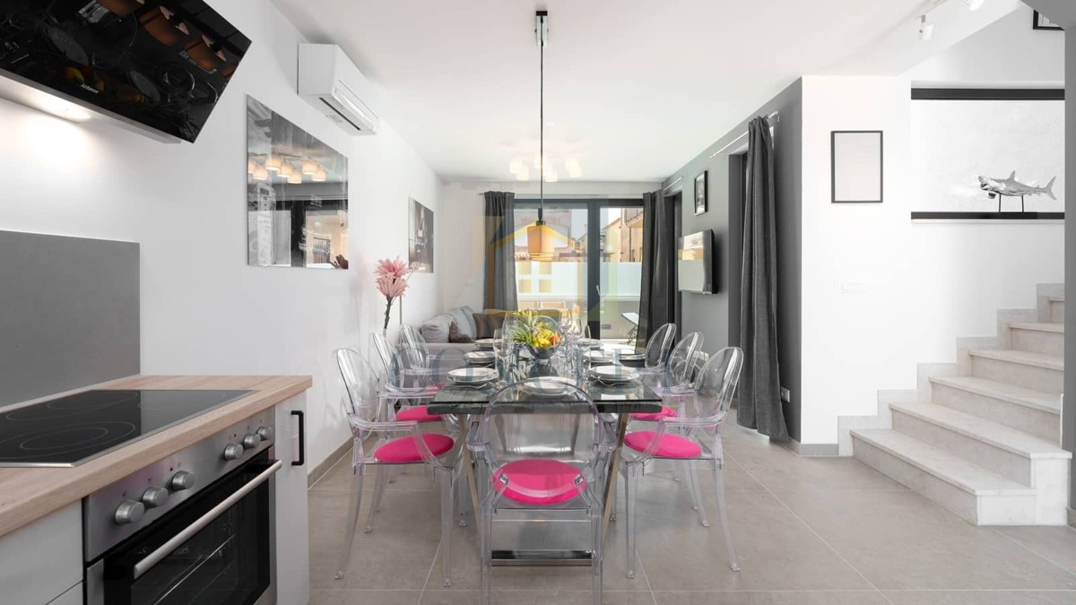 Poreč, okolica, Hiša v nizu s bazenom na odlični lokaciji, 500 m od morja