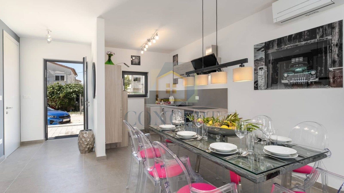 Poreč, okolica, Hiša v nizu s bazenom na odlični lokaciji, 500 m od morja