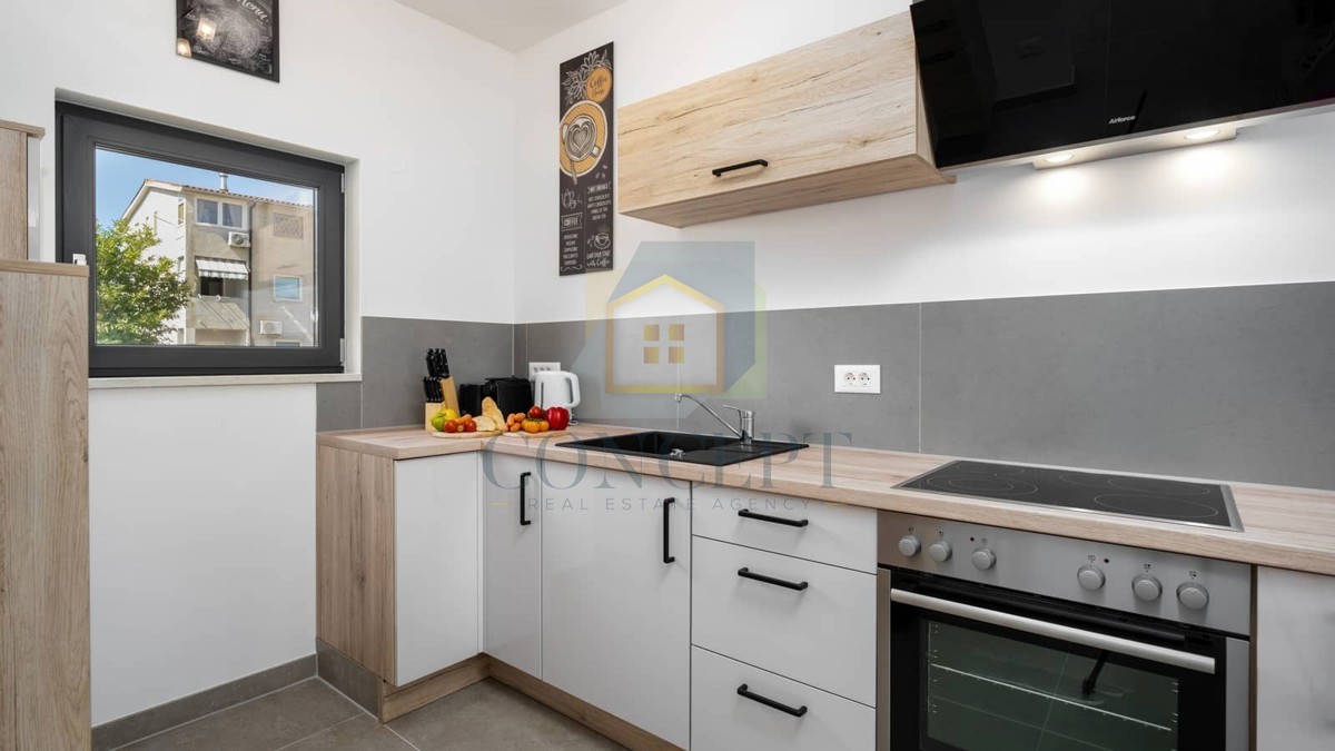 Poreč, okolica, Hiša v nizu s bazenom na odlični lokaciji, 500 m od morja