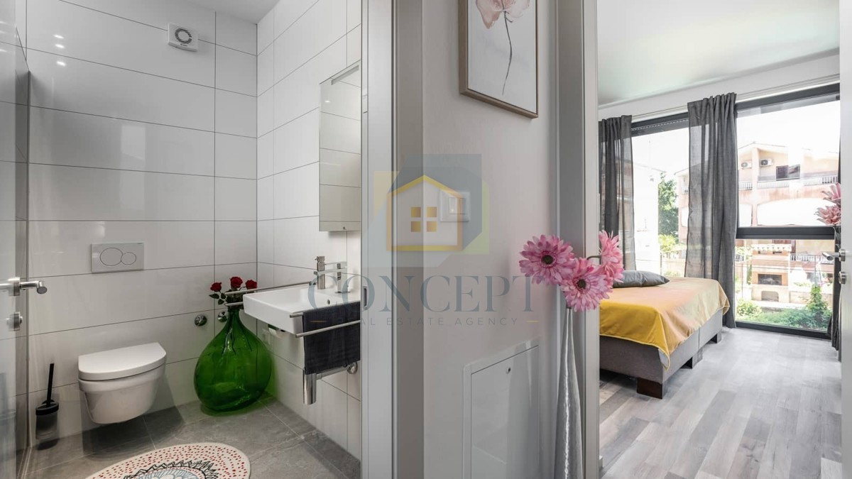 Poreč, okolica, Hiša v nizu s bazenom na odlični lokaciji, 500 m od morja