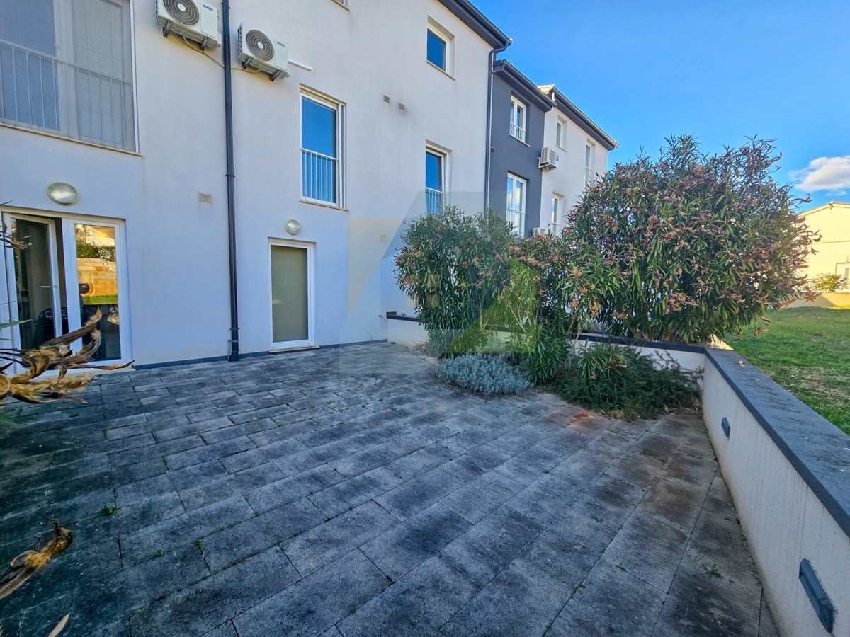 Poreč, okolica, Prekrasen stan s 3 spalnice in bazenom