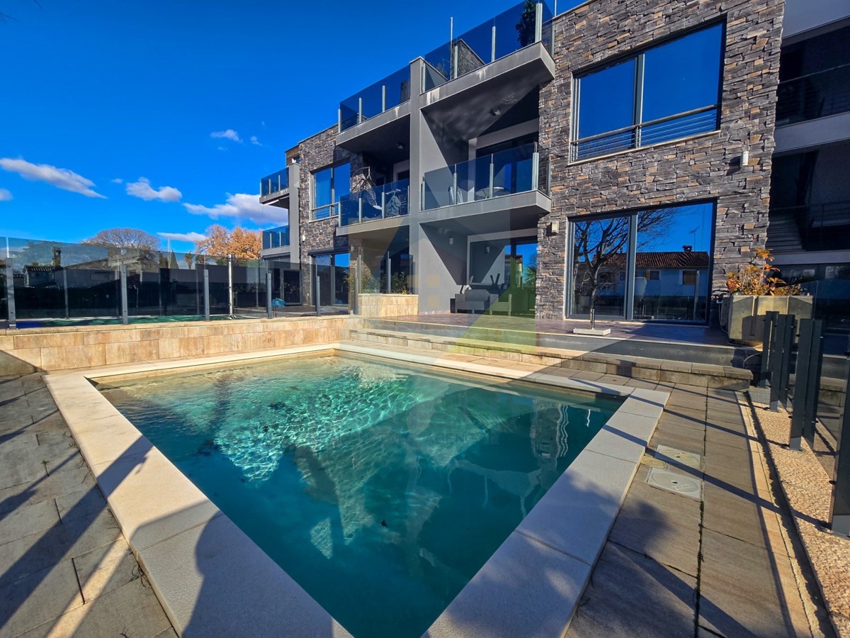 Poreč, okolica, Prekrasen stan s 3 spalnice in bazenom