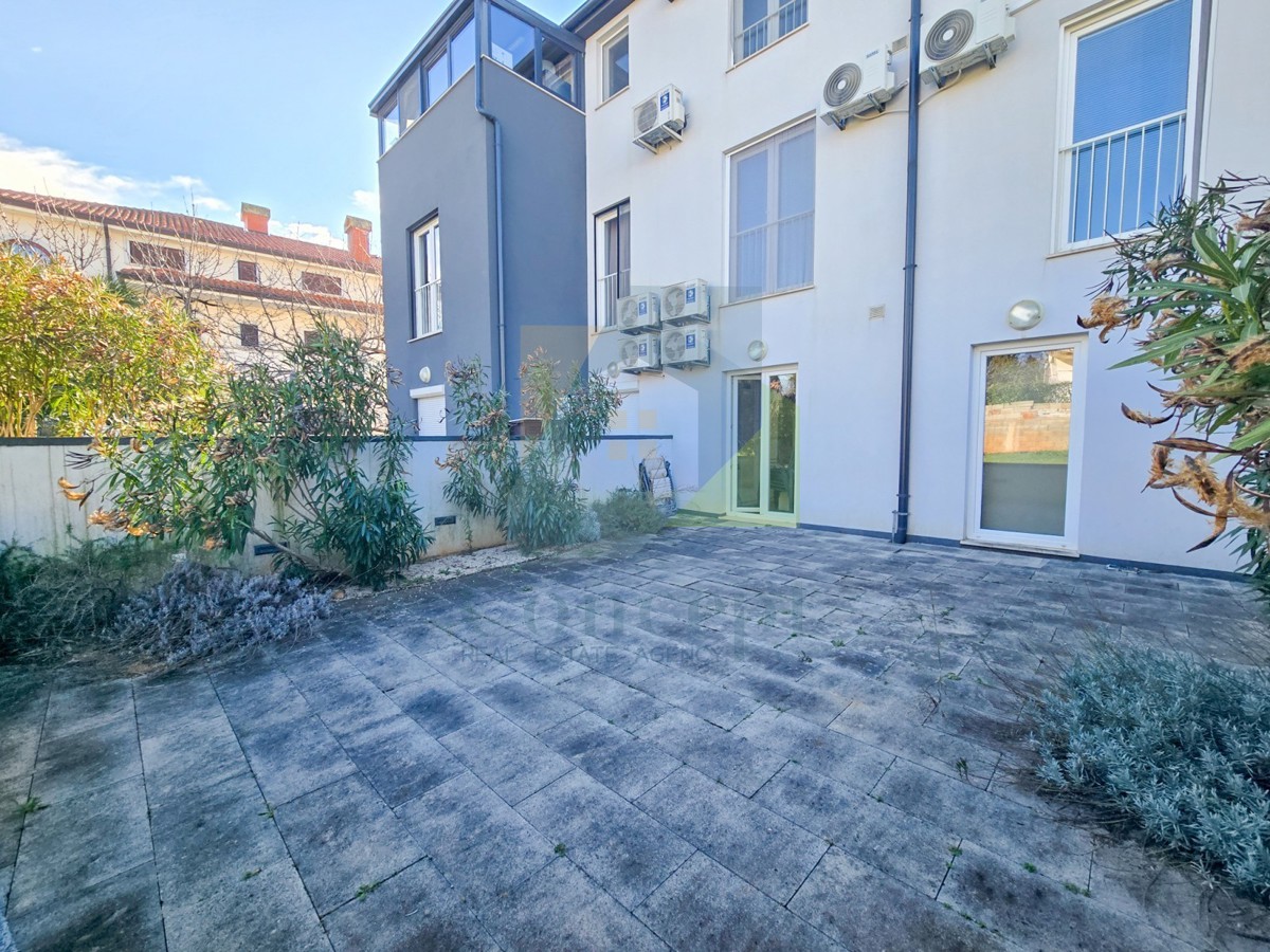 Poreč, okolica, Prekrasen stan s 3 spalnice in bazenom