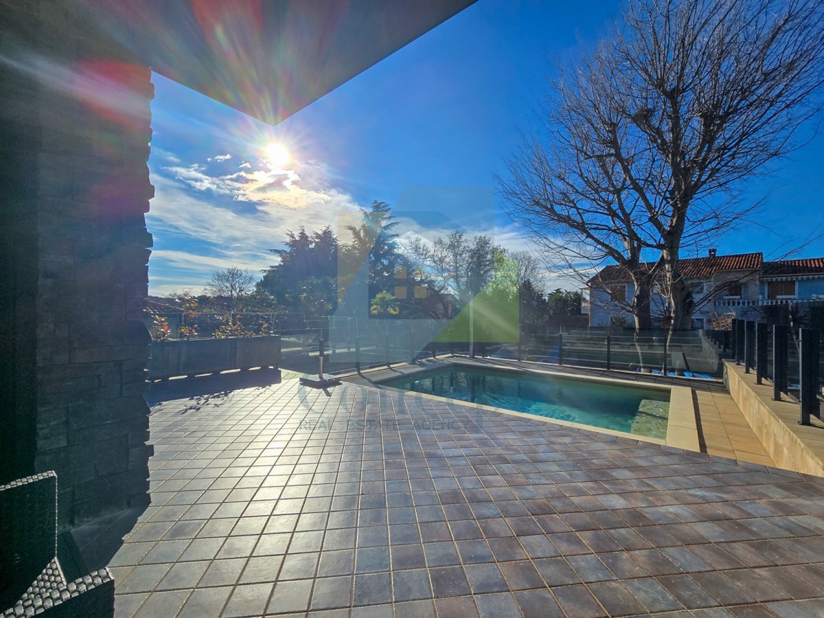 Poreč, okolica, Prekrasen stan s 3 spalnice in bazenom