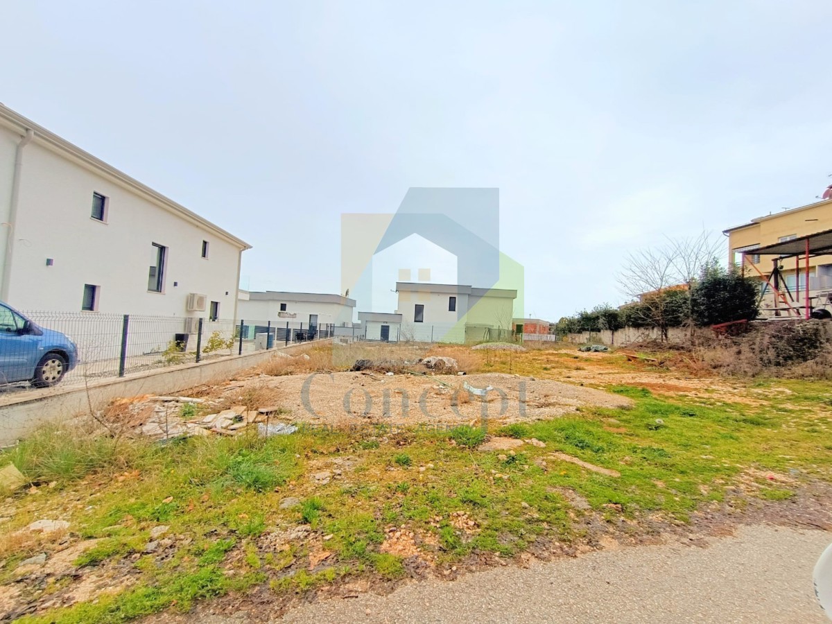 Poreč, okolica, Građevinsko zemljište s idejnim projektom za dvojni objekt 5 km od morja