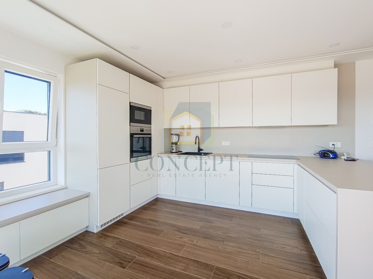 Poreč, okolica, Luksuzno prostorno stanovanje s pogledom na morje, 2 km od morja