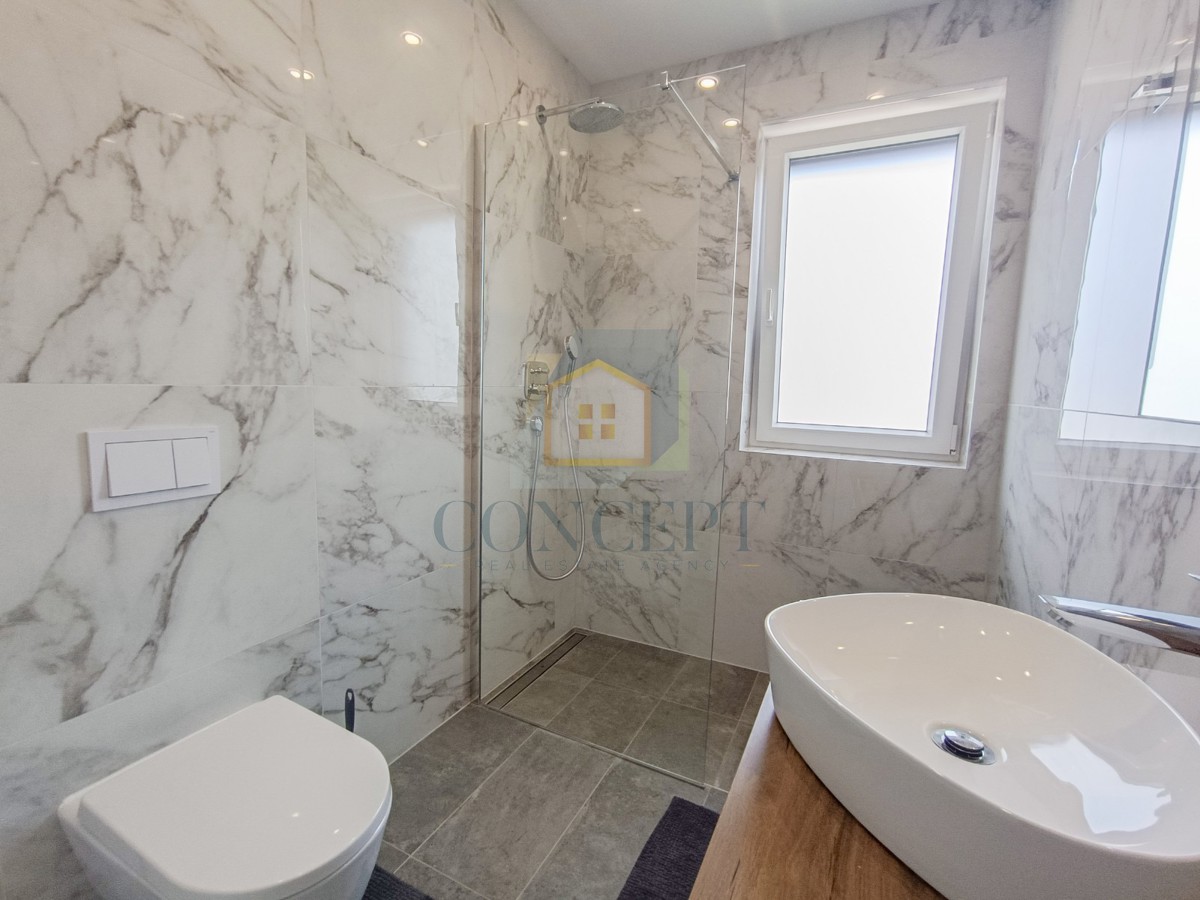 Poreč, okolica, Luksuzno prostorno stanovanje s pogledom na morje, 2 km od morja