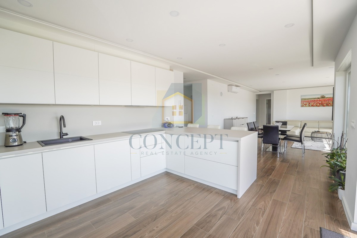 Poreč, okolica, Luksuzno prostorno stanovanje s pogledom na morje, 2 km od morja