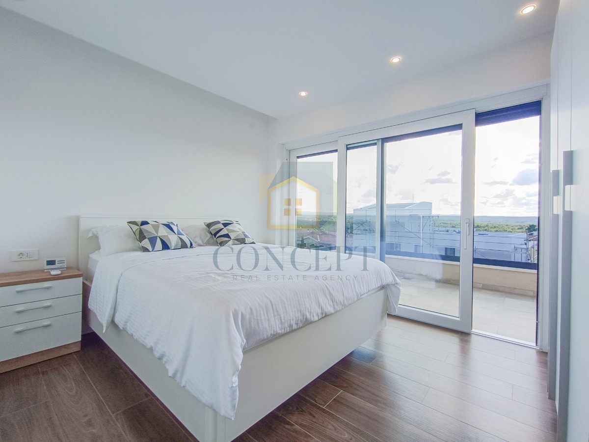 Poreč, okolica, Luksuzno prostorno stanovanje s pogledom na morje, 2 km od morja