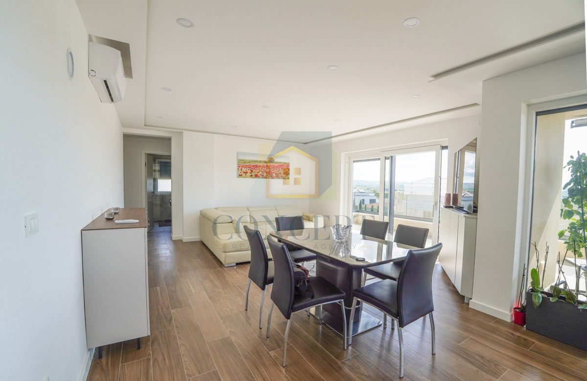 Poreč, okolica, Luksuzno prostorno stanovanje s pogledom na morje, 2 km od morja