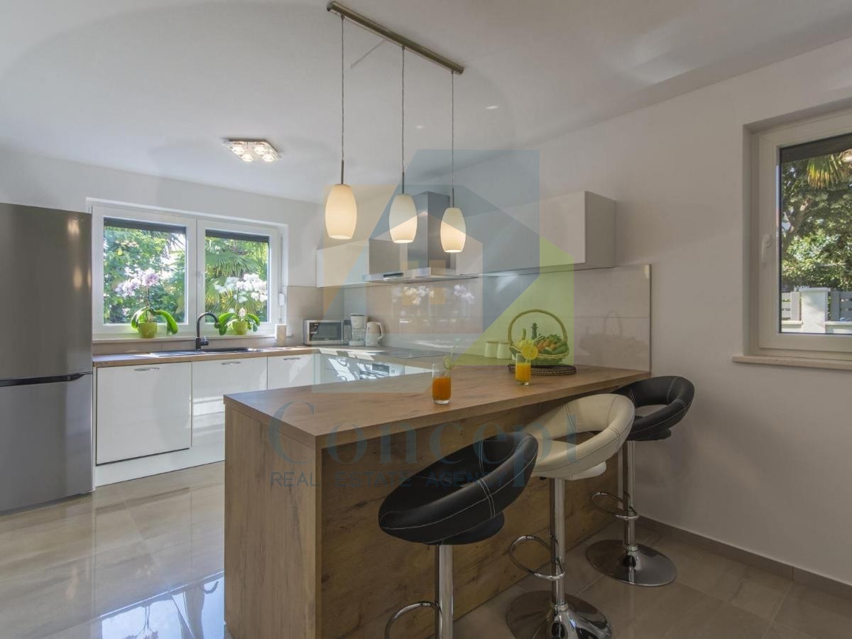 Poreč, Samostoječa vila s bazenom na luksuzni lokaciji 300 metrov od morja