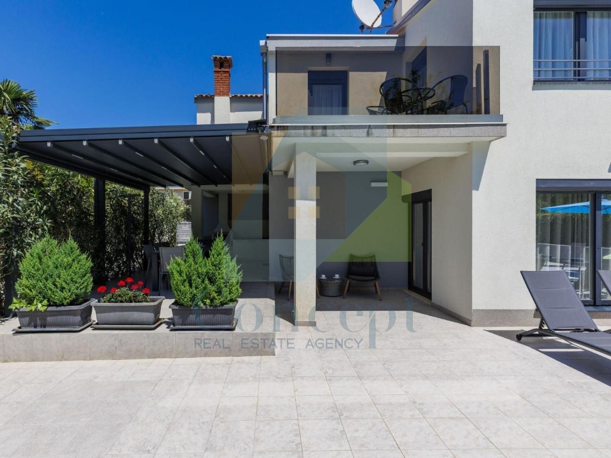 Poreč, Samostoječa vila s bazenom na luksuzni lokaciji 300 metrov od morja