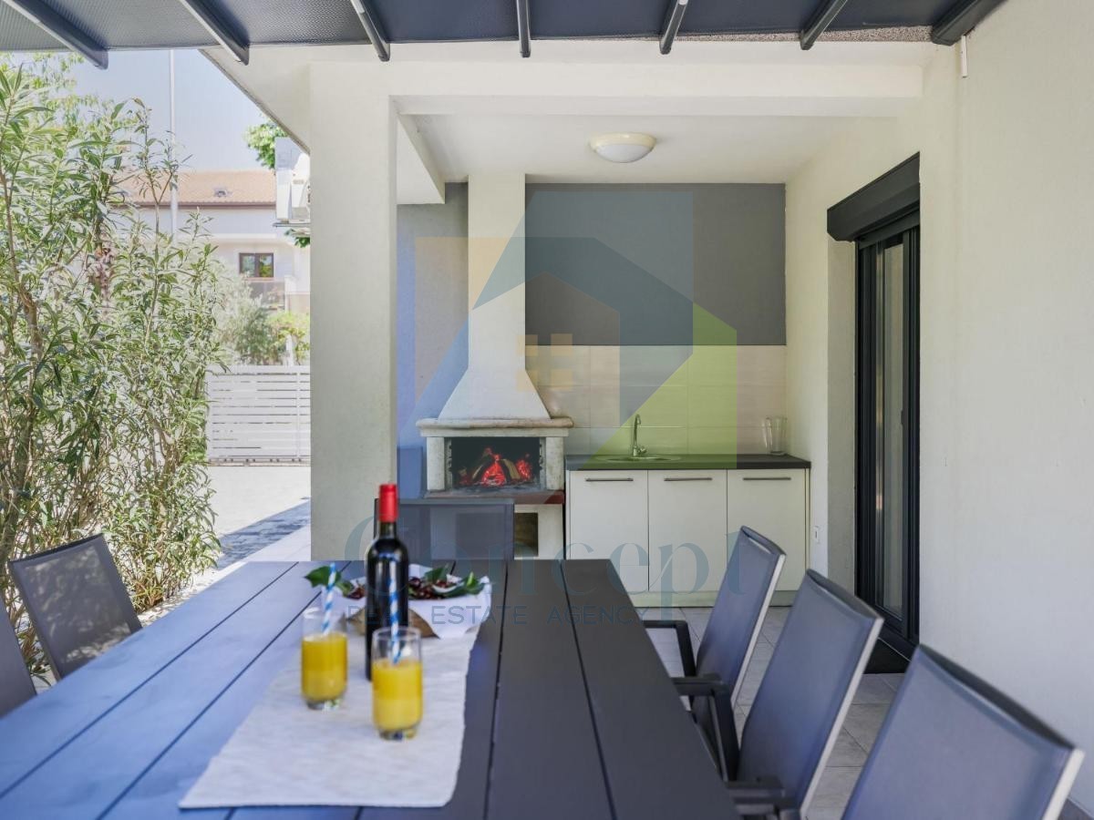 Poreč, Samostoječa vila s bazenom na luksuzni lokaciji 300 metrov od morja