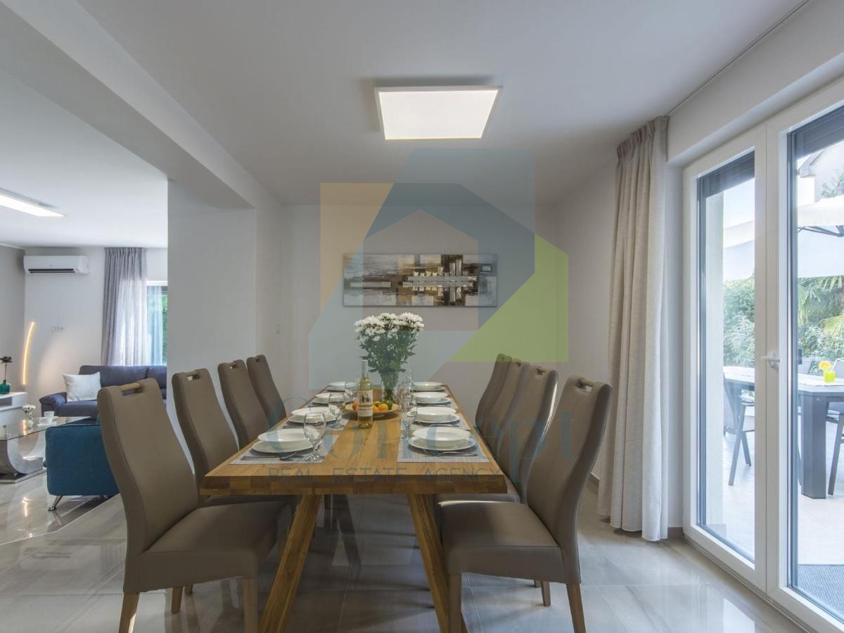 Poreč, Samostoječa vila s bazenom na luksuzni lokaciji 300 metrov od morja