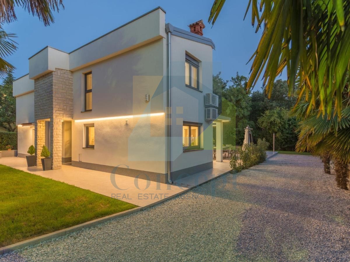 Poreč, Samostoječa vila s bazenom na luksuzni lokaciji 300 metrov od morja