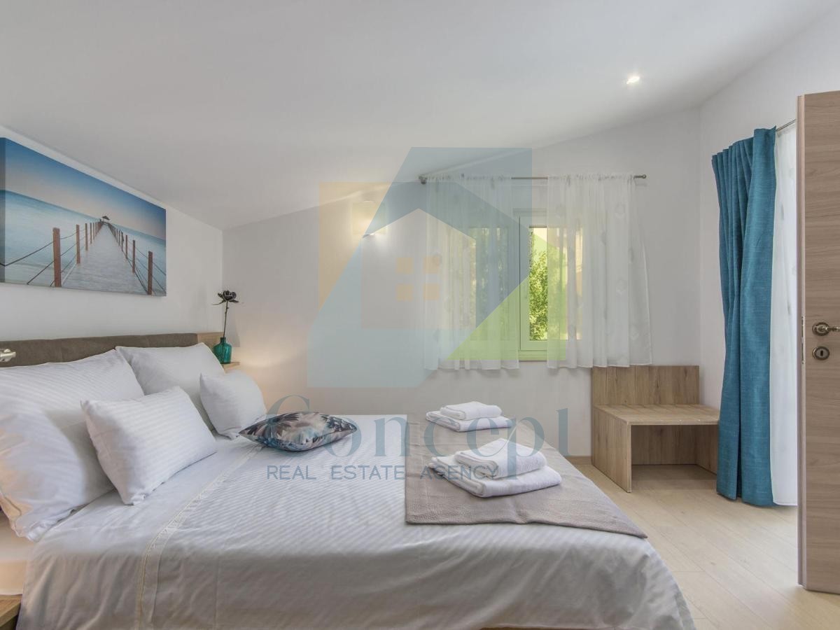 Poreč, Samostoječa vila s bazenom na luksuzni lokaciji 300 metrov od morja