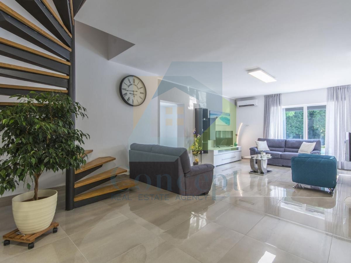 Poreč, Samostoječa vila s bazenom na luksuzni lokaciji 300 metrov od morja