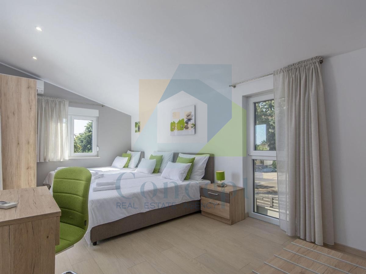 Poreč, Samostoječa vila s bazenom na luksuzni lokaciji 300 metrov od morja