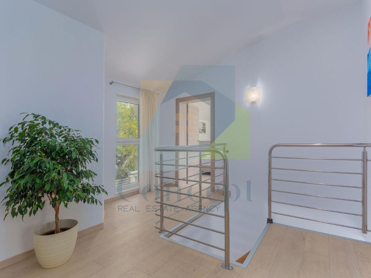 Poreč, Samostoječa vila s bazenom na luksuzni lokaciji 300 metrov od morja