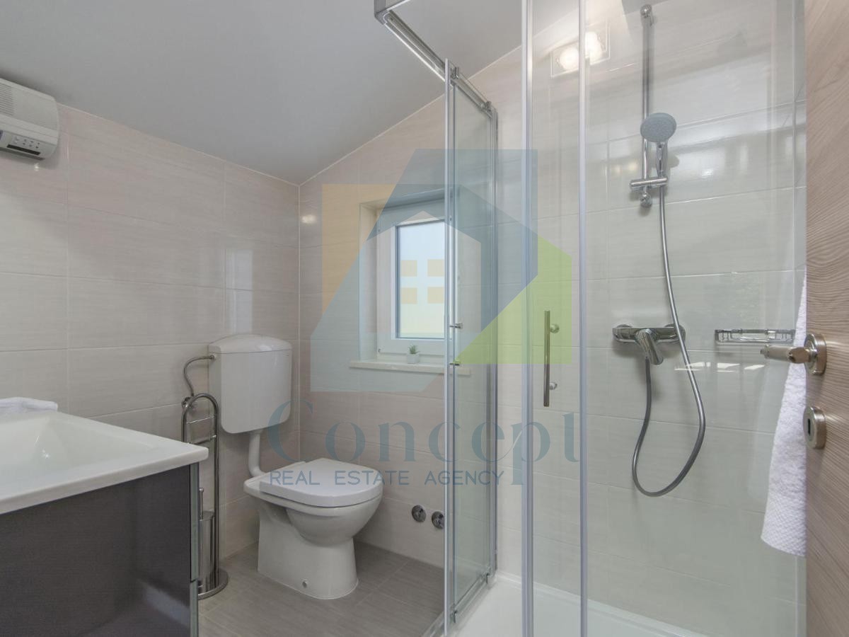 Poreč, Samostoječa vila s bazenom na luksuzni lokaciji 300 metrov od morja