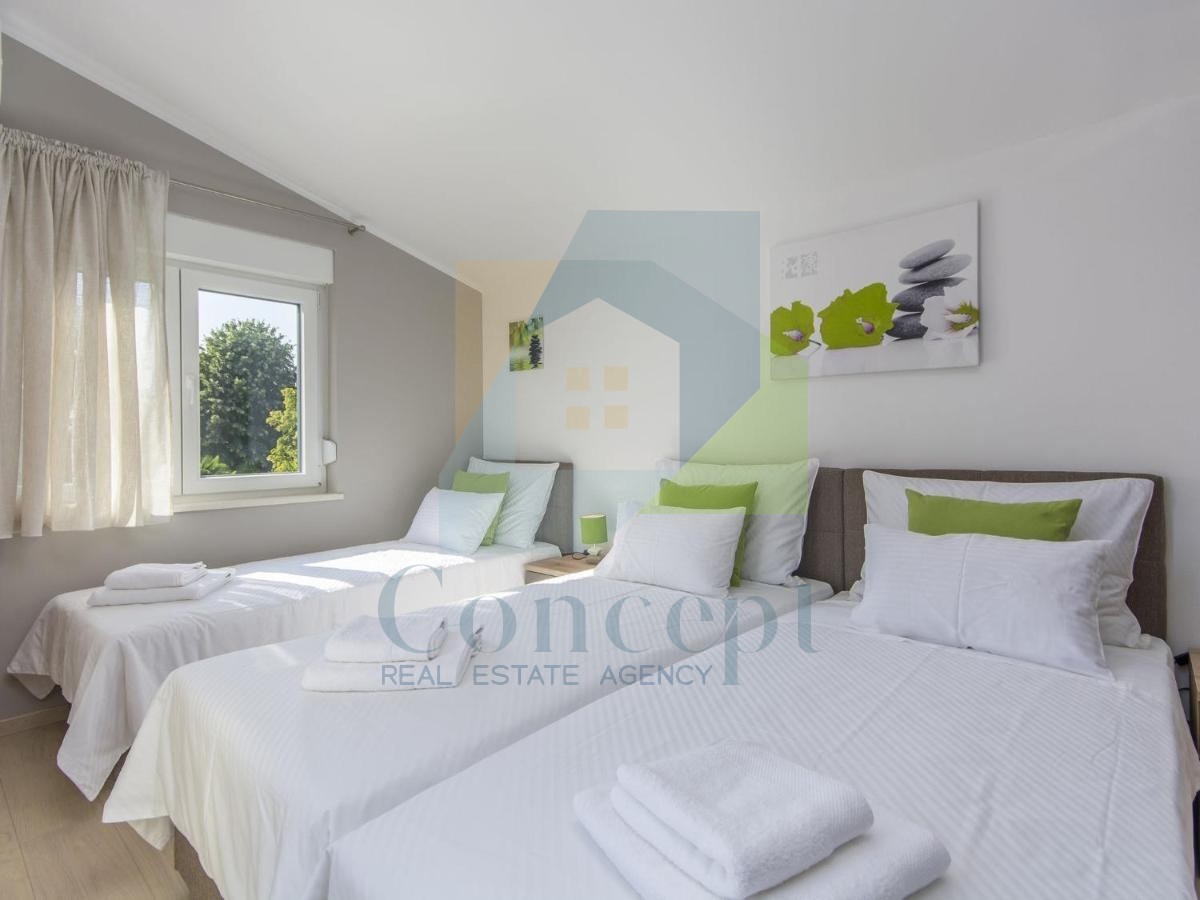 Poreč, Samostoječa vila s bazenom na luksuzni lokaciji 300 metrov od morja