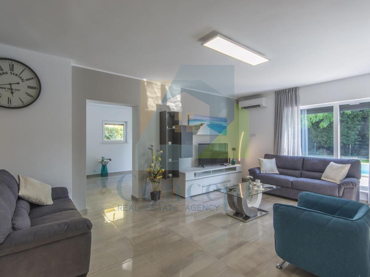 Poreč, Samostoječa vila s bazenom na luksuzni lokaciji 300 metrov od morja