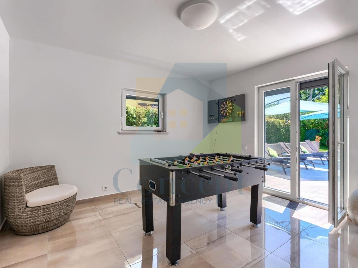 Poreč, Samostoječa vila s bazenom na luksuzni lokaciji 300 metrov od morja