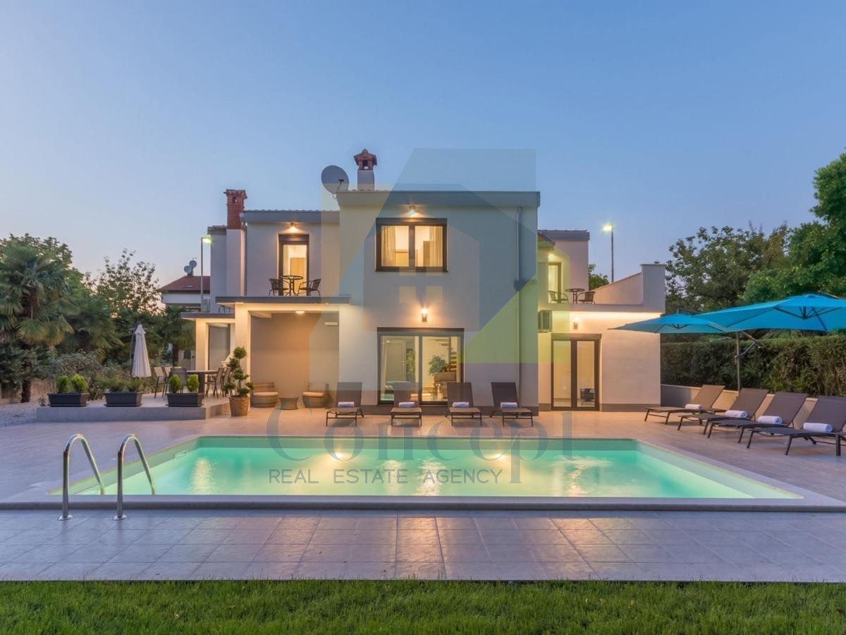 Poreč, Samostoječa vila s bazenom na luksuzni lokaciji 300 metrov od morja