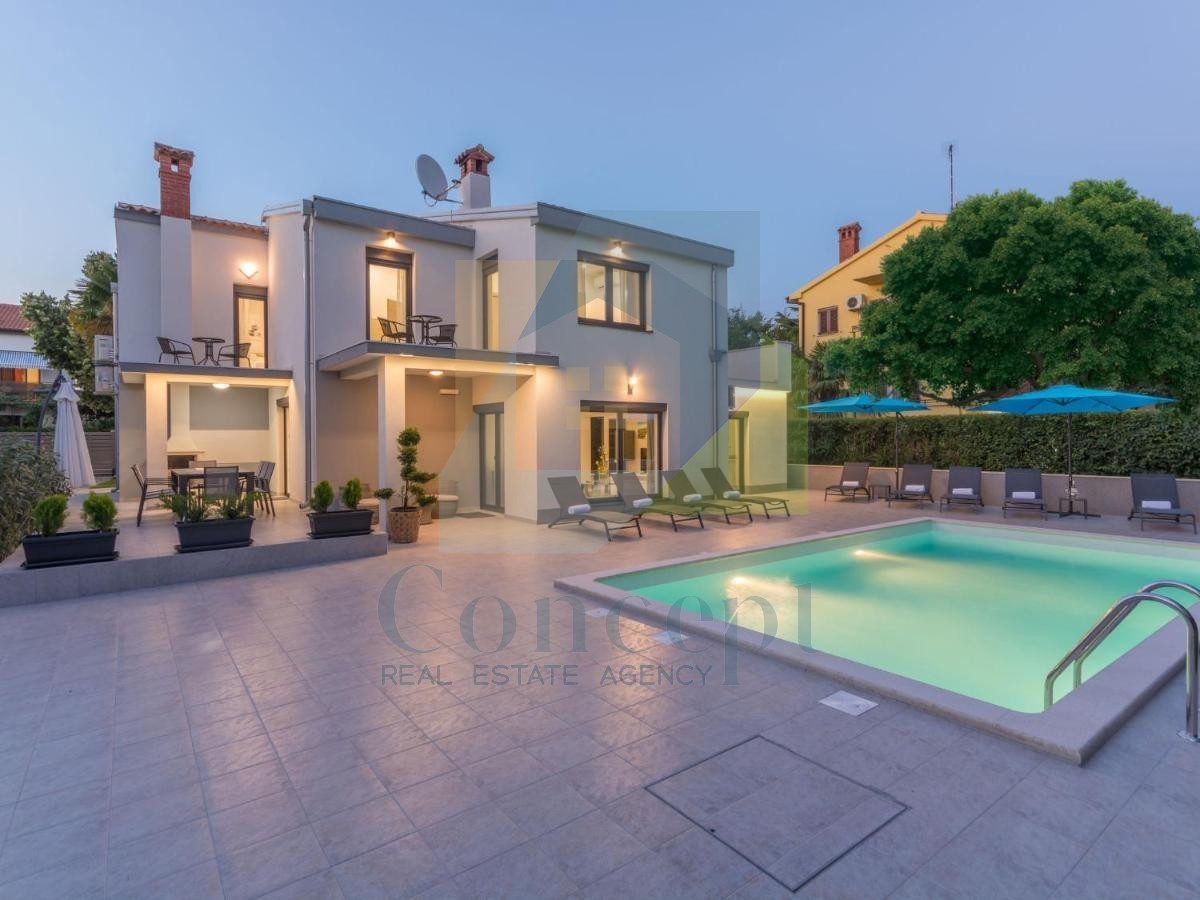 Poreč, Samostoječa vila s bazenom na luksuzni lokaciji 300 metrov od morja