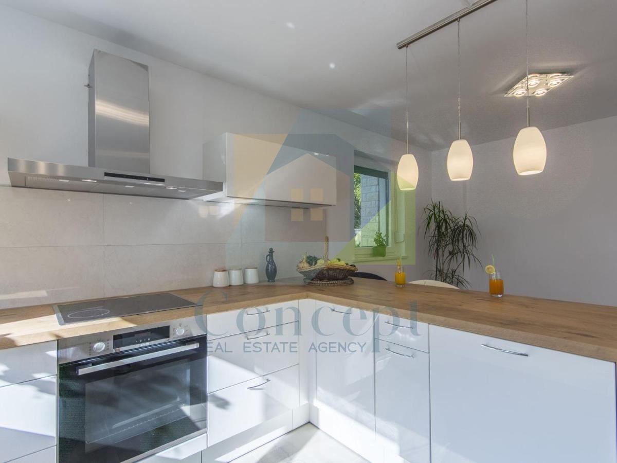 Poreč, Samostoječa vila s bazenom na luksuzni lokaciji 300 metrov od morja