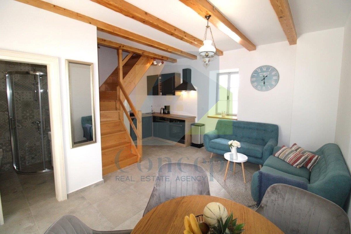 Poreč, okolica, Šarmantna renovirana kamena hiša z dvoriščem, 9 km od morja