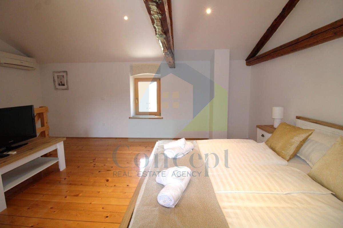 Poreč, okolica, Šarmantna renovirana kamena hiša z dvoriščem, 9 km od morja