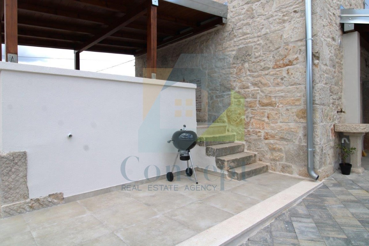 Poreč, okolica, Šarmantna renovirana kamena hiša z dvoriščem, 9 km od morja