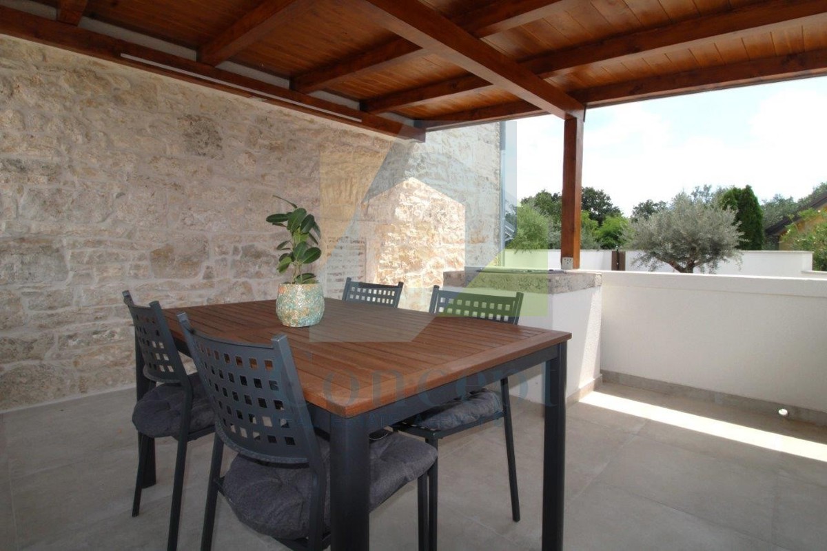 Poreč, okolica, Šarmantna renovirana kamena hiša z dvoriščem, 9 km od morja