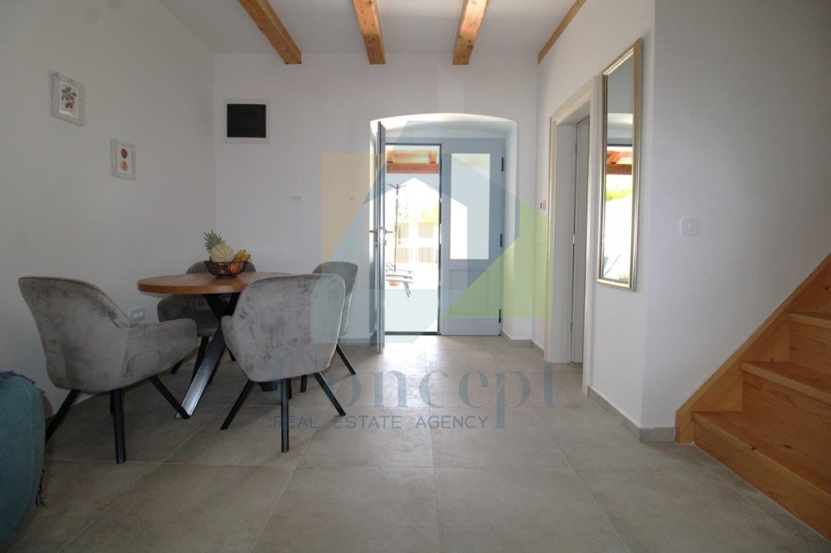 Poreč, okolica, Šarmantna renovirana kamena hiša z dvoriščem, 9 km od morja