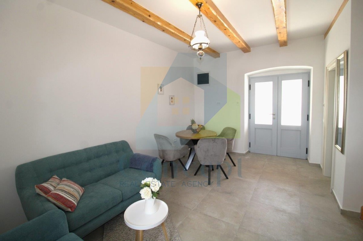 Poreč, okolica, Šarmantna renovirana kamena hiša z dvoriščem, 9 km od morja