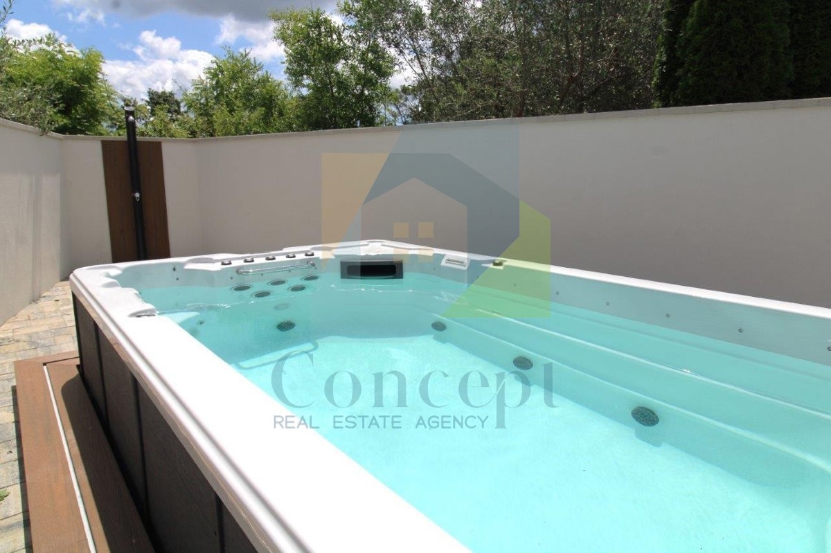 Poreč, okolica, Šarmantna renovirana kamena hiša z dvoriščem, 9 km od morja