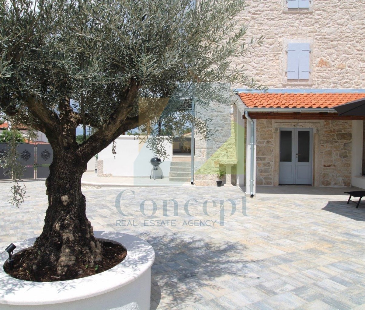 Poreč, okolica, Šarmantna renovirana kamena hiša z dvoriščem, 9 km od morja