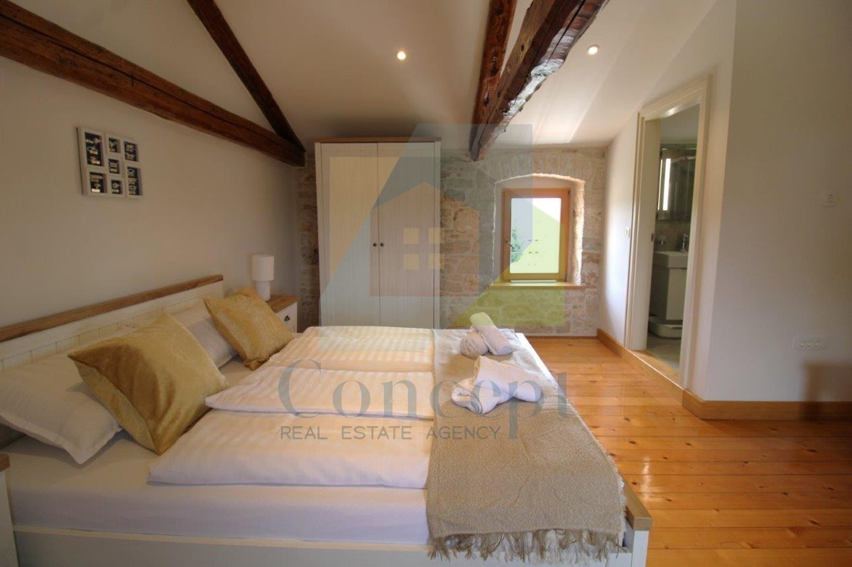 Poreč, okolica, Šarmantna renovirana kamena hiša z dvoriščem, 9 km od morja