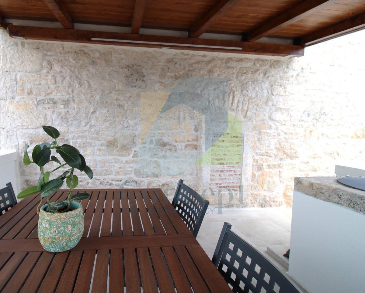 Poreč, okolica, Šarmantna renovirana kamena hiša z dvoriščem, 9 km od morja