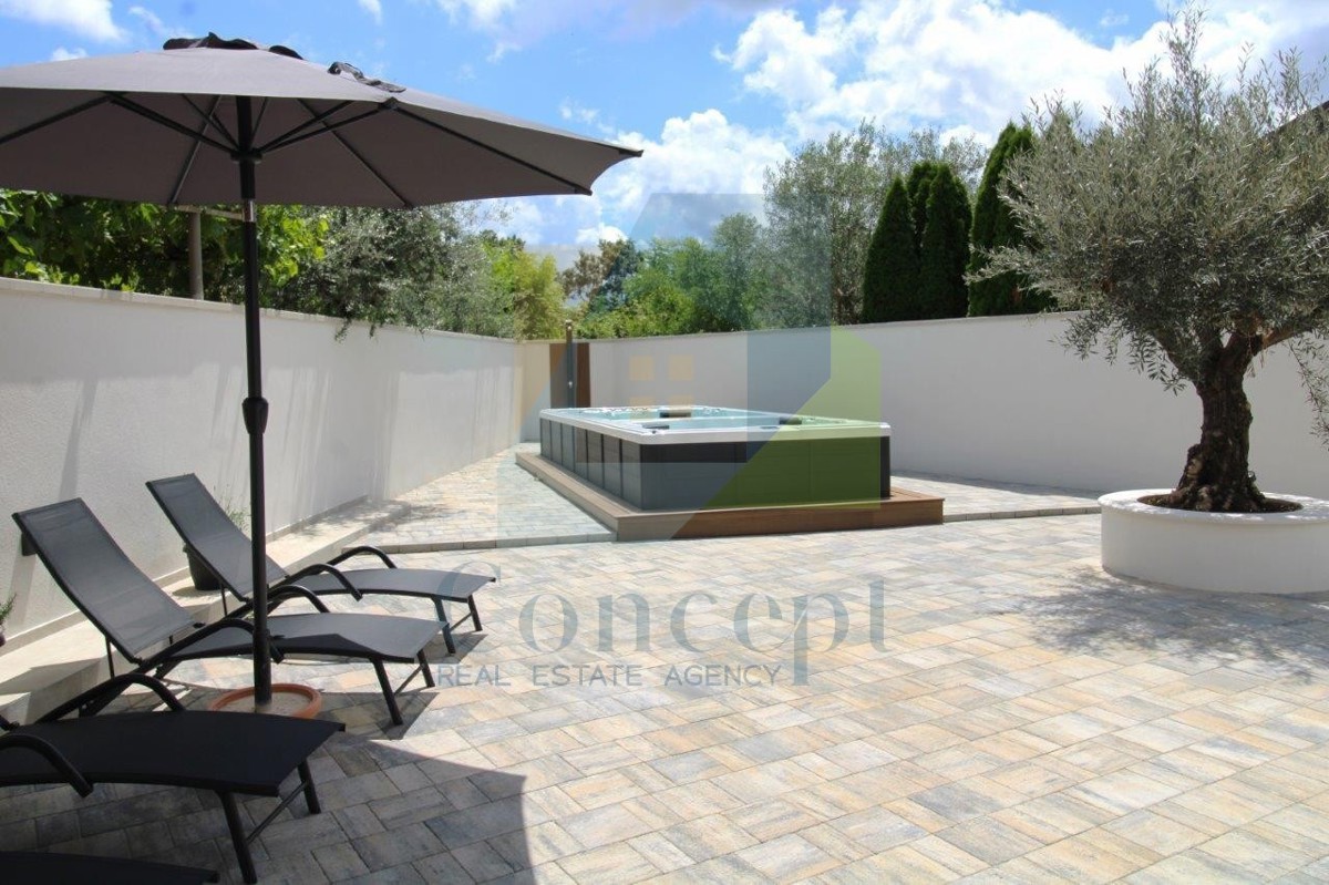 Poreč, okolica, Šarmantna renovirana kamena hiša z dvoriščem, 9 km od morja