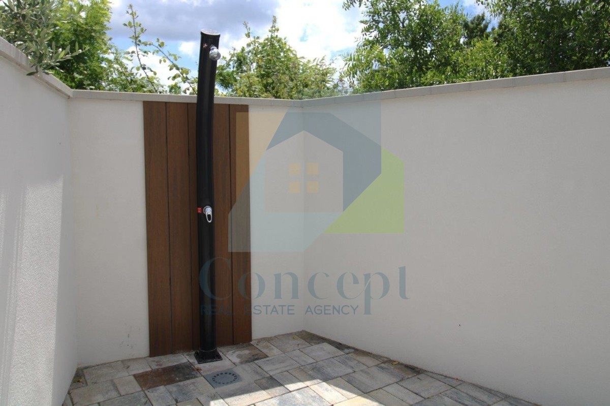 Poreč, okolica, Šarmantna renovirana kamena hiša z dvoriščem, 9 km od morja