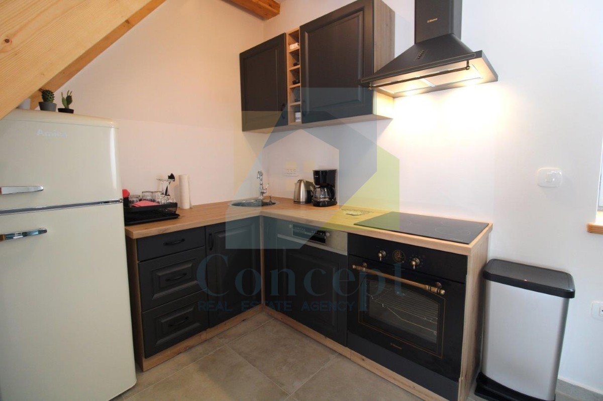 Poreč, okolica, Šarmantna renovirana kamena hiša z dvoriščem, 9 km od morja