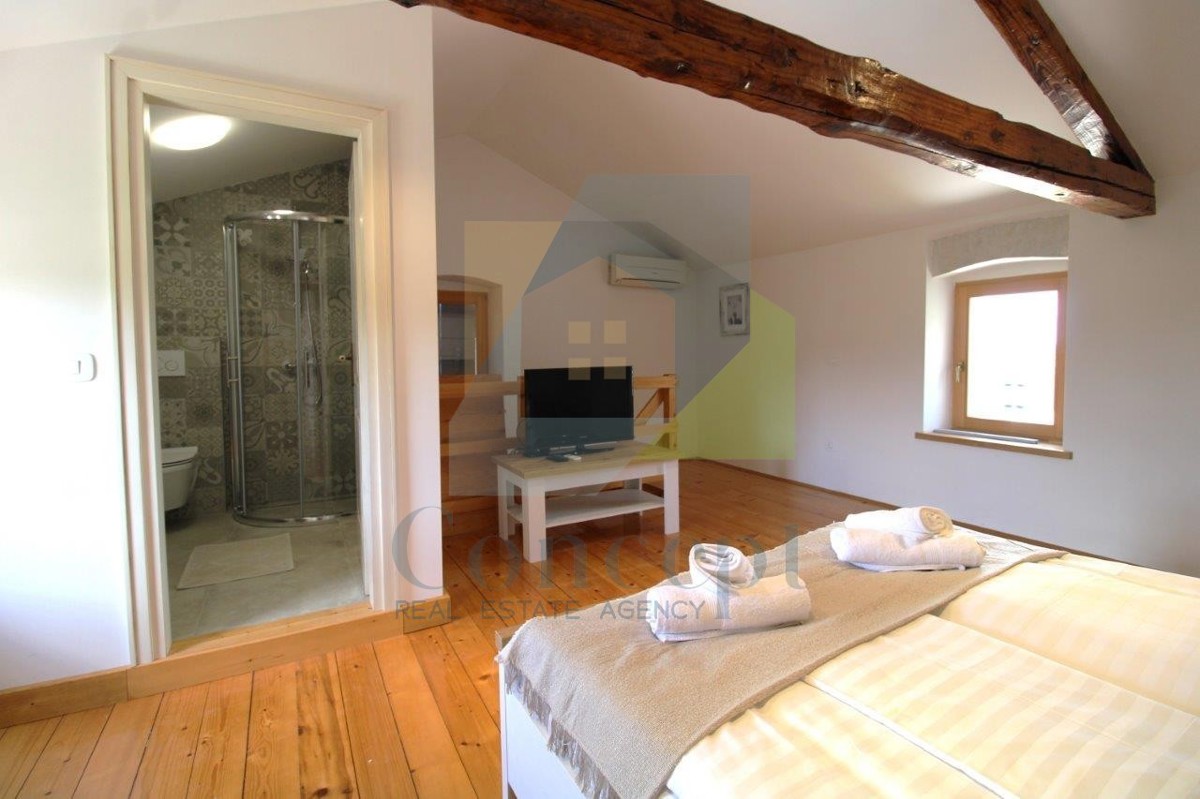 Poreč, okolica, Šarmantna renovirana kamena hiša z dvoriščem, 9 km od morja