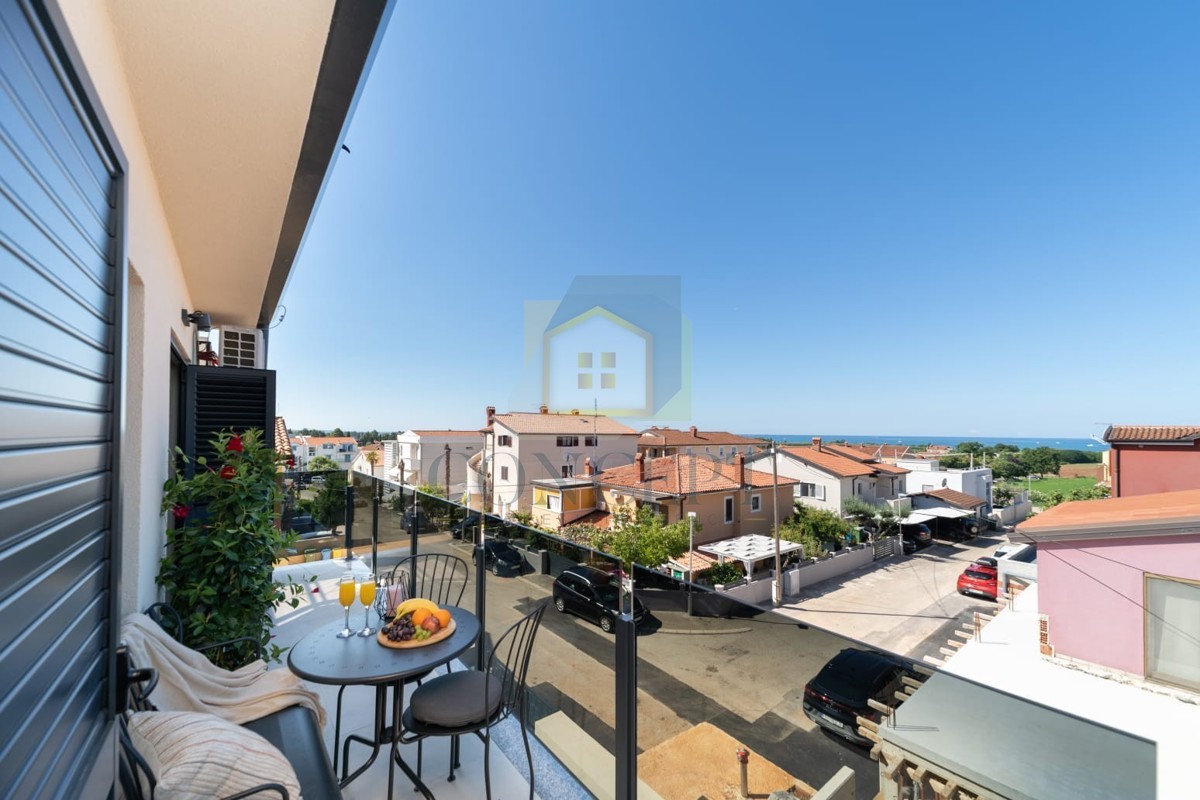 Novigrad, širši center, Stan v 2. nadstropju s pogledom na morje, 400 m od morja