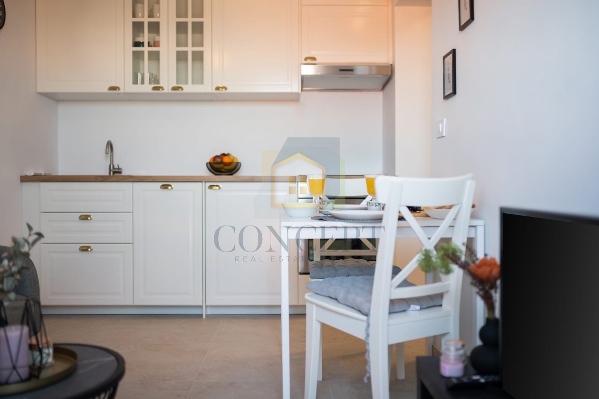 Novigrad, širši center, Stan v 2. nadstropju s pogledom na morje, 400 m od morja