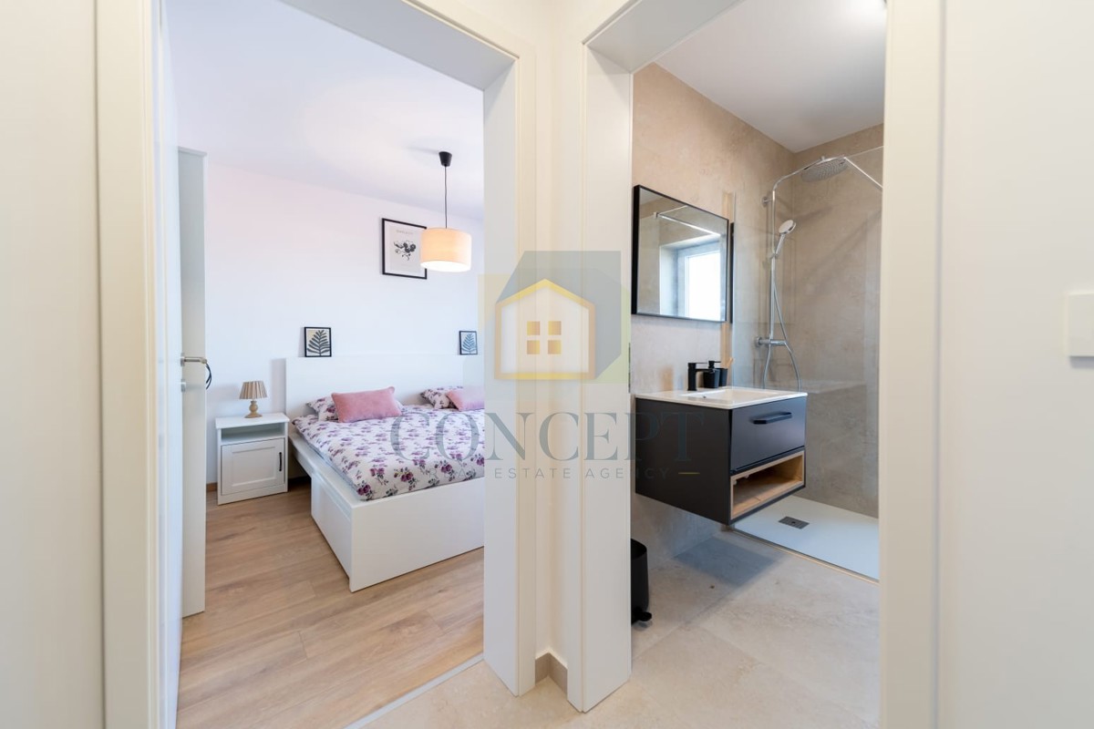 Novigrad, širši center, Stan v 2. nadstropju s pogledom na morje, 400 m od morja