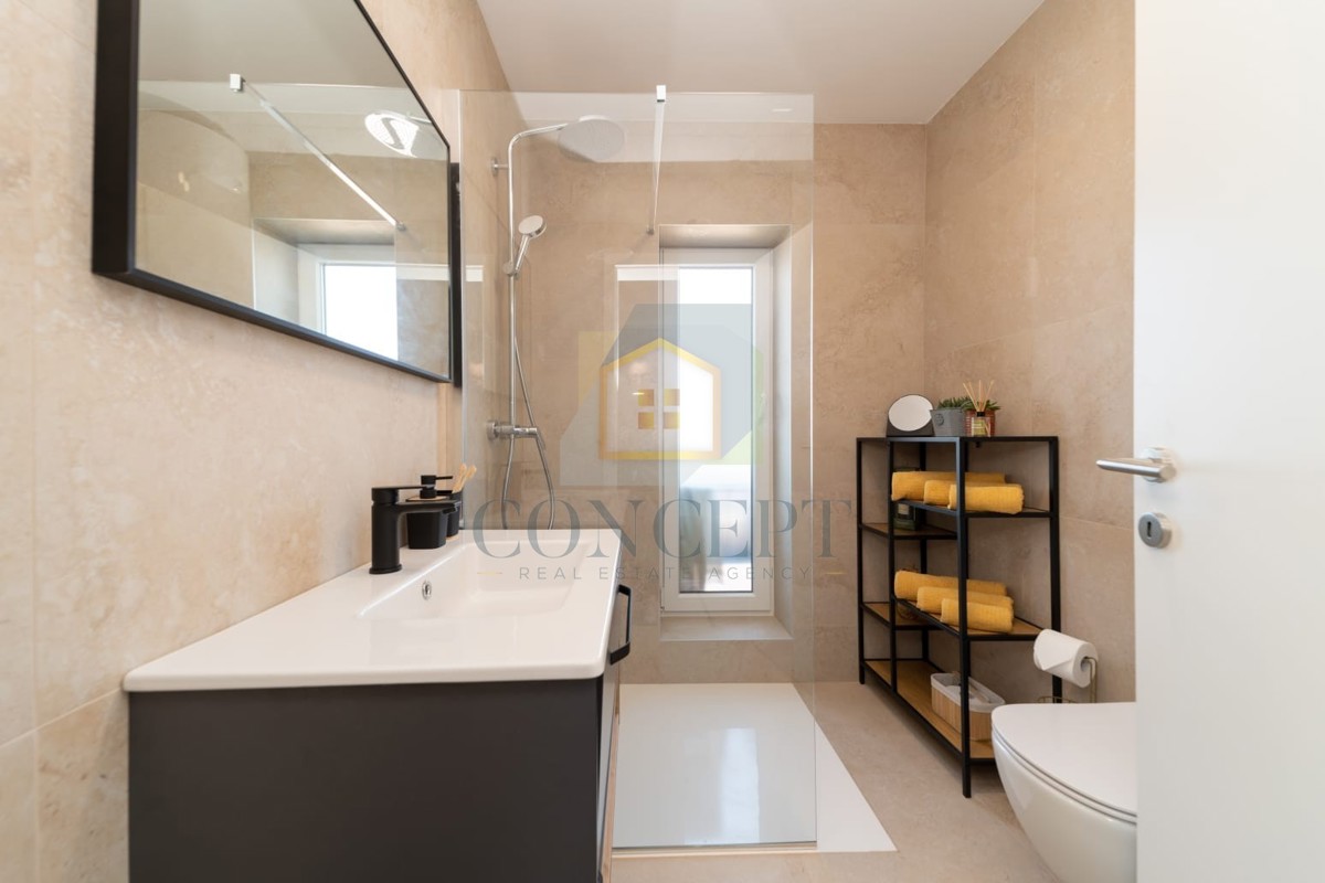 Novigrad, širši center, Stan v 2. nadstropju s pogledom na morje, 400 m od morja