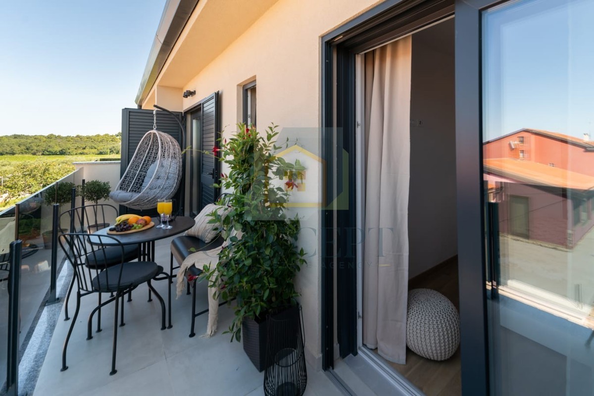 Novigrad, širši center, Stan v 2. nadstropju s pogledom na morje, 400 m od morja