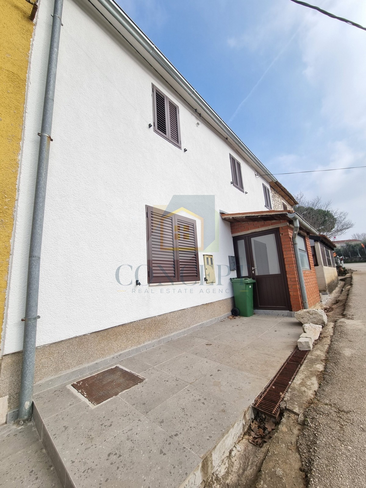 Buje, okolica, Avtohtona kamnita hiša v nizu z dvoriščem, 7 km od morja